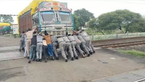 सागर में ट्रैक पर फंसा ट्रक, टला हादसा सागर में ट्रैक पर फंसा ट्रक, टला हादसा
