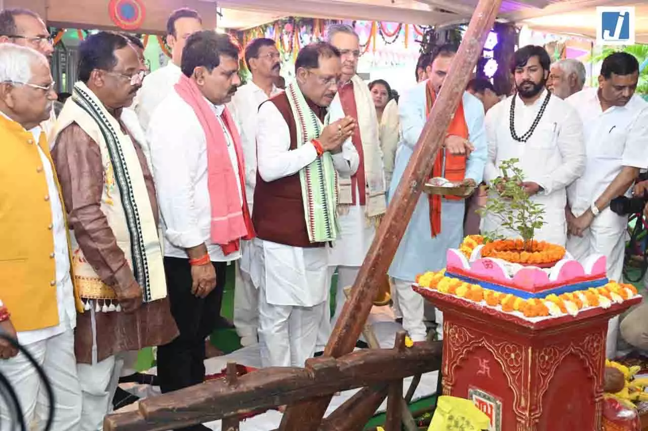 विशेष लेख: विष्णु सरकार ने बढ़ाया किसानों का मान-खेती किसानी को मिला नया संबल विशेष लेख: विष्णु सरकार ने बढ़ाया किसानों का मान-खेती किसानी को मिला नया संबल