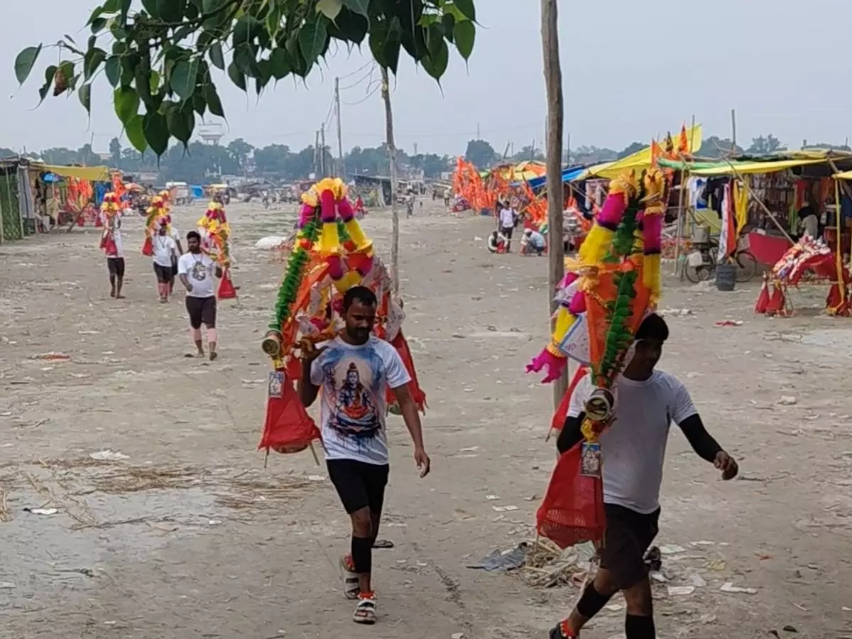 Farrukhabad: पांचाल घाट पर गूंजे हर-हर महादेव के जयकारे, उमड़ा कांवड़ियों का सैलाब Farrukhabad: पांचाल घाट पर गूंजे हर-हर महादेव के जयकारे, उमड़ा कांवड़ियों का सैलाब