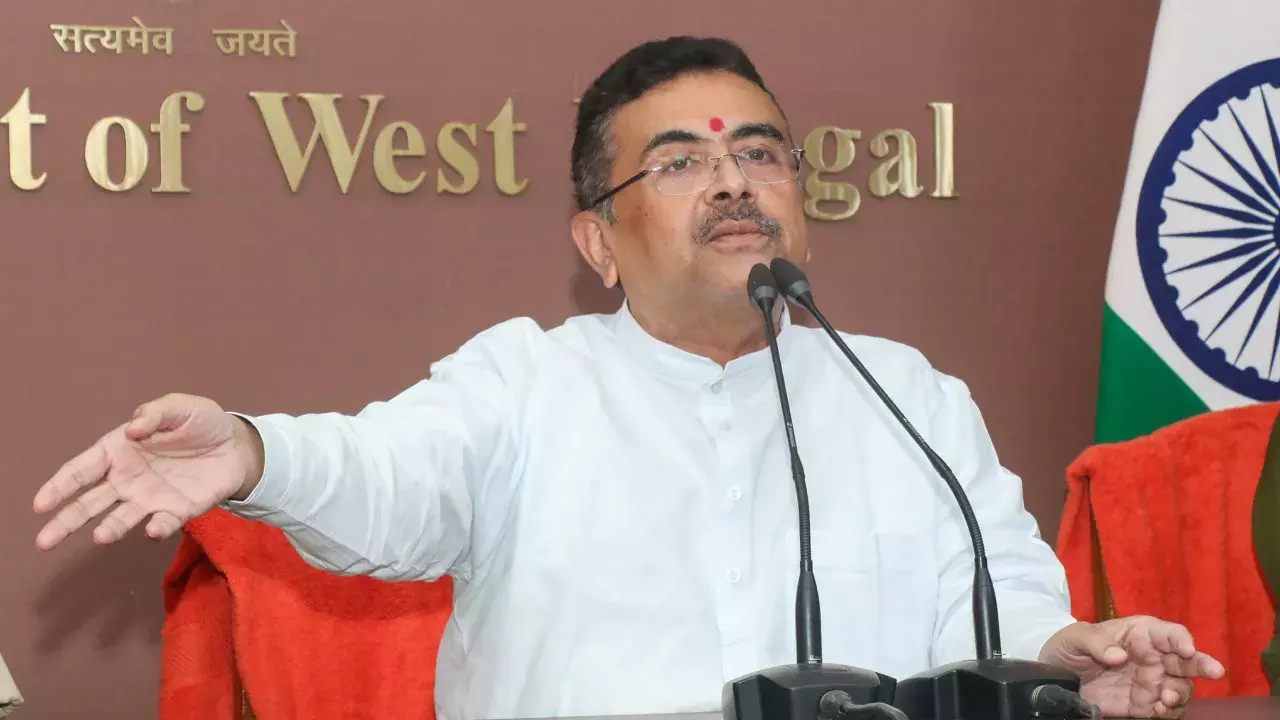 सुवेंदु का ममता बनर्जी पर तंज: सबके सामने हेडसेट लगाने को कहा सुवेंदु का ममता बनर्जी पर तंज: सबके सामने हेडसेट लगाने को कहा