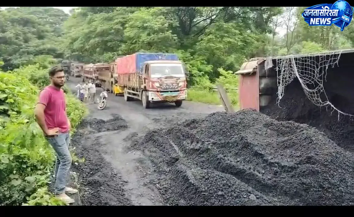 कोयले से लदा ट्रक पलटा, ओडिशा-आंध्र रूट पर छह घंटे से अधिक यातायात बाधित कोयले से लदा ट्रक पलटा, ओडिशा-आंध्र रूट पर छह घंटे से अधिक यातायात बाधित