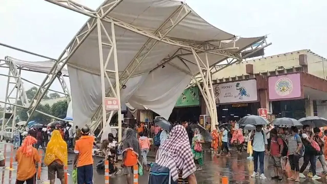 राउरकेला रेलवे स्टेशन पर नया शेड भरभराकर गिरा, कार और टेम्पो क्षतिग्रस्त राउरकेला रेलवे स्टेशन पर नया शेड भरभराकर गिरा, कार और टेम्पो क्षतिग्रस्त
