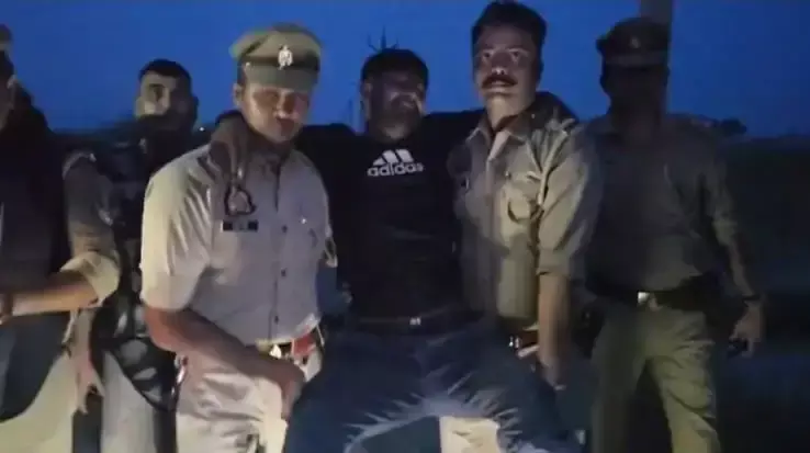 Kanpur: चेकिंग कर रही पुलिस से भिड़ा अपराधी, मुठभेड़ के बाद गिरफ्तार Kanpur: चेकिंग कर रही पुलिस से भिड़ा अपराधी, मुठभेड़ के बाद गिरफ्तार