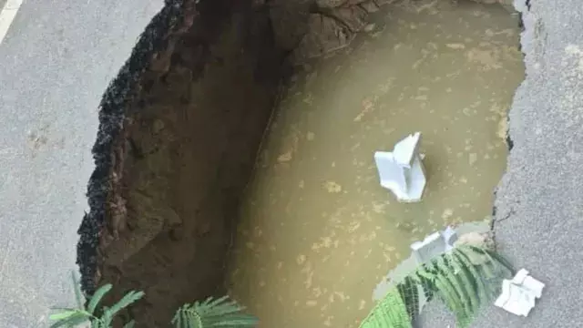 दयालबाग में सड़क धंसी, हादसा टला दयालबाग में सड़क धंसी, हादसा टला