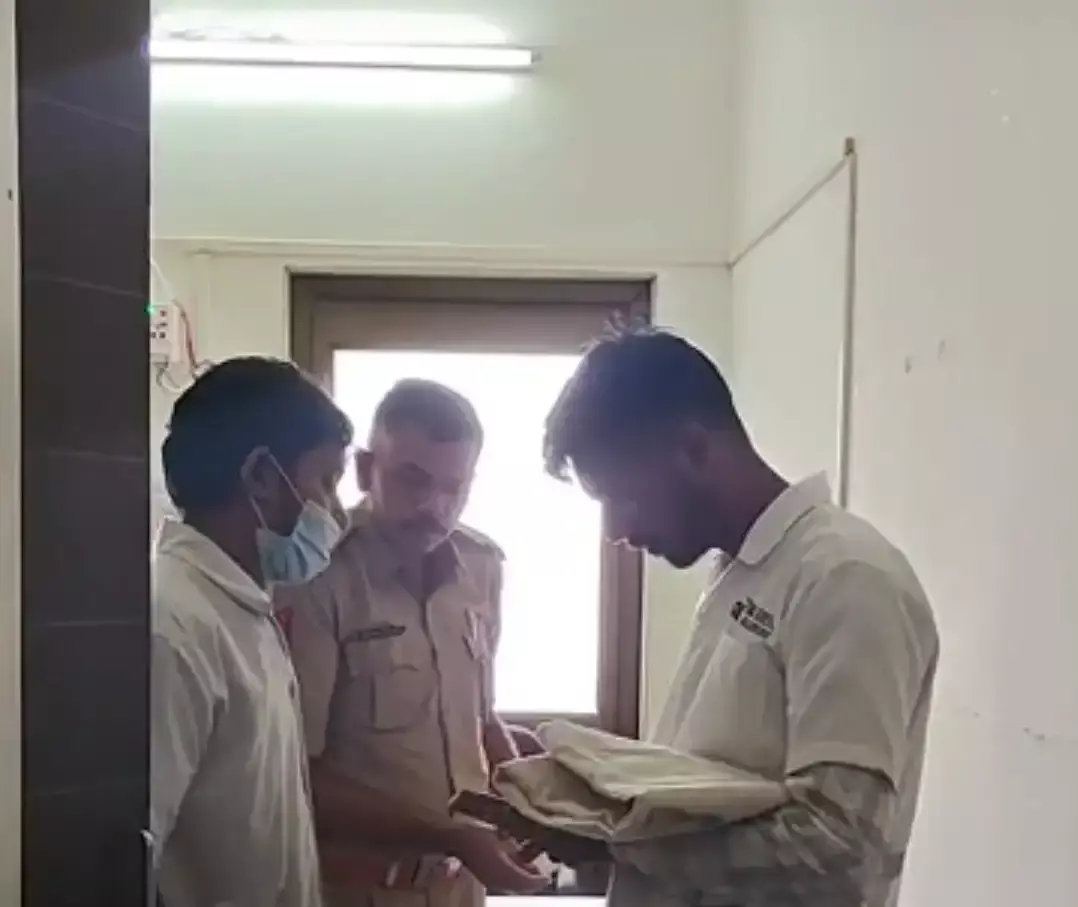 Surat: गुजरात में रैगिंग का मामला उजागर, चार सीनियर डॉक्टर छह महीने के लिए निलंबित