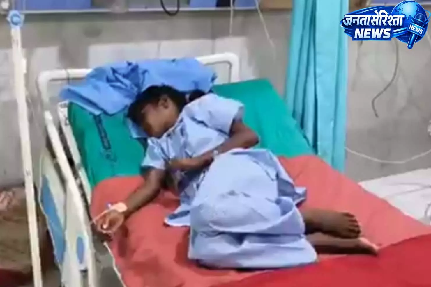 छात्रावास में घुसा जहरीला सांप, 6 छात्राओं को डसा, 3 की मौत छात्रावास में घुसा जहरीला सांप, 6 छात्राओं को डसा, 3 की मौत