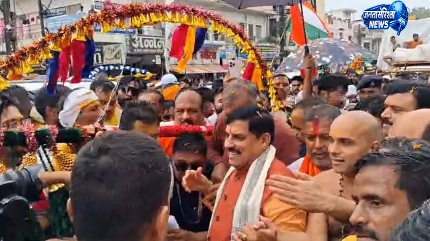 रांझी की ‘संस्कार कांवड़ यात्रा’ में शामिल हुए CM, कांवड़ियों के साथ उठाई कांवड़ रांझी की ‘संस्कार कांवड़ यात्रा’ में शामिल हुए CM, कांवड़ियों के साथ उठाई कांवड़