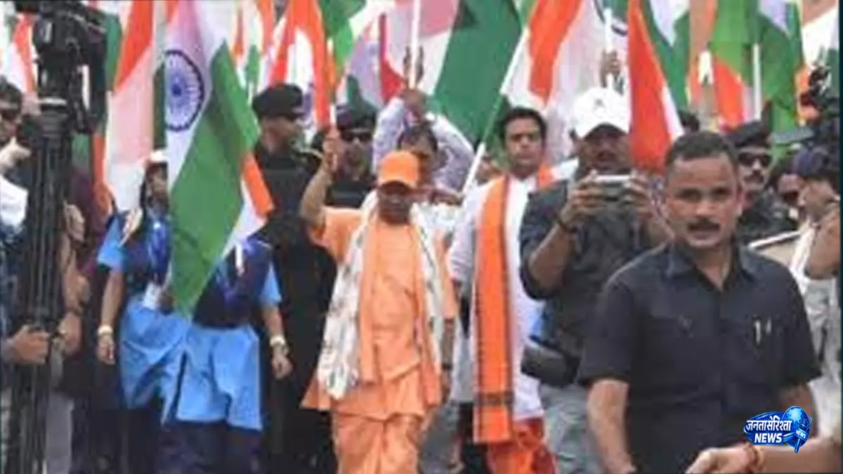 CM Yogi आगे युवाओं का हुजूम पीछे गोरखपुर में दिखा देशभक्ति का जोश CM Yogi आगे युवाओं का हुजूम पीछे गोरखपुर में दिखा देशभक्ति का जोश