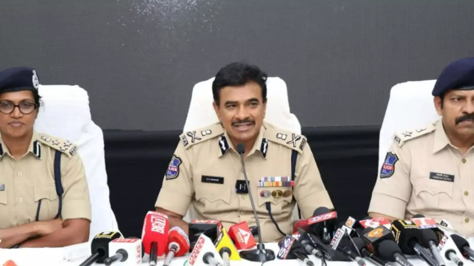 DGP का बड़ा खुलासा साइबर ठगी से तेलंगाना में ₹1700 करोड़ का नुकसान DGP का बड़ा खुलासा साइबर ठगी से तेलंगाना में ₹1700 करोड़ का नुकसान