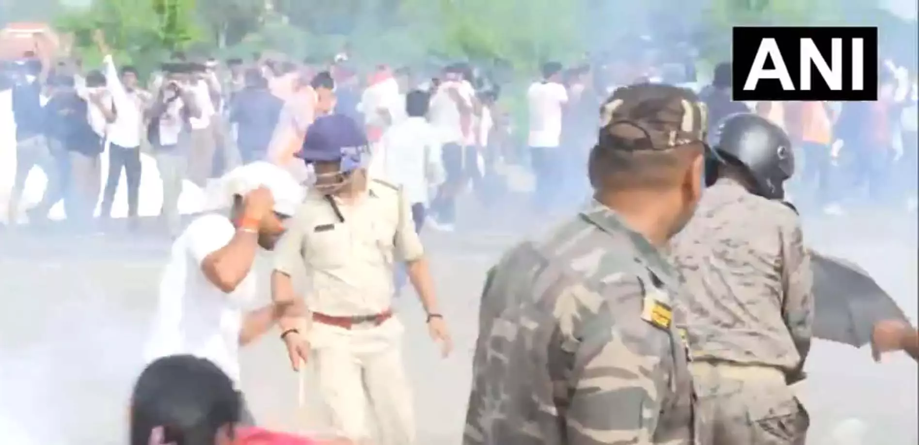नहीं हटे छात्र, पुलिस ने दागे आंसू गैस के गोले, विधानसभा के एकदम करीब पहुंचे प्रदर्शनकारी नहीं हटे छात्र, पुलिस ने दागे आंसू गैस के गोले, विधानसभा के एकदम करीब पहुंचे प्रदर्शनकारी