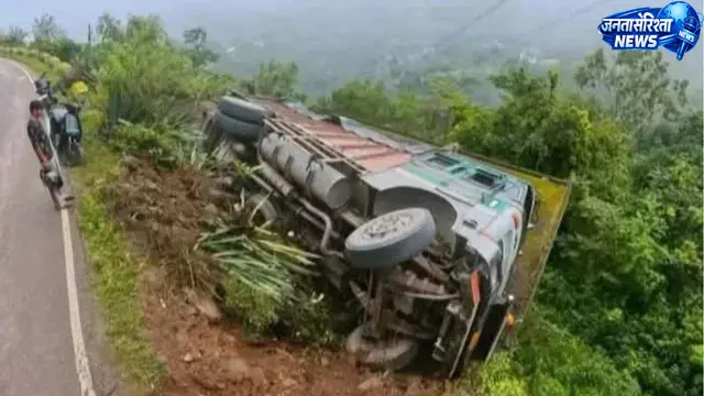 मकान पर गिरा सीमेंट लदा ट्रक, परिवार सुरक्षित मकान पर गिरा सीमेंट लदा ट्रक, परिवार सुरक्षित