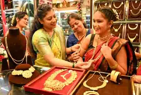 त्योहारी मांग और मजबूत वैश्विक संकेतों से चमका सोना-चांदी, एक हफ्ते में सोना 8,600 रुपए और चांदी 15,000 रुपए से ज्यादा महंगी