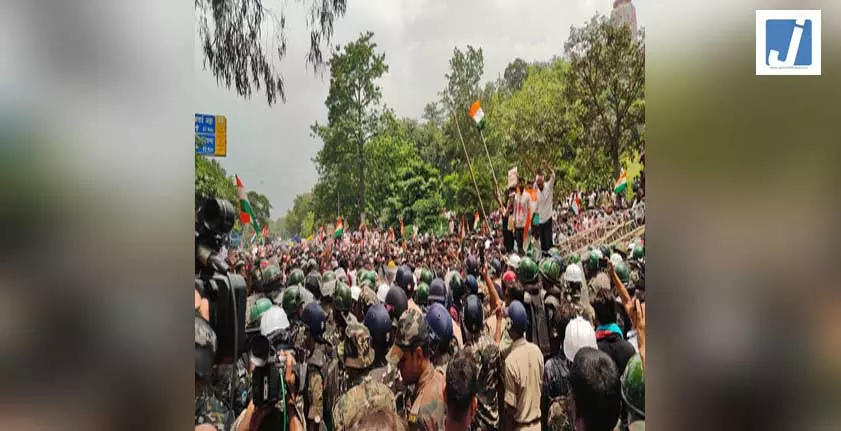 7 घंटे से सड़क पर डटे हैं हजारों छात्र, वाटर कैनन, लाठीचार्ज और आंसू गैस के बाद भी नहीं टूटा हौसला 7 घंटे से सड़क पर डटे हैं हजारों छात्र, वाटर कैनन, लाठीचार्ज और आंसू गैस के बाद भी नहीं टूटा हौसला