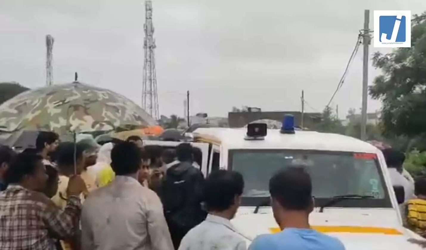 नाले में बही यात्रियों से भरी ईको, 9 की मौत 2 को बचाया गया नाले में बही यात्रियों से भरी ईको, 9 की मौत 2 को बचाया गया