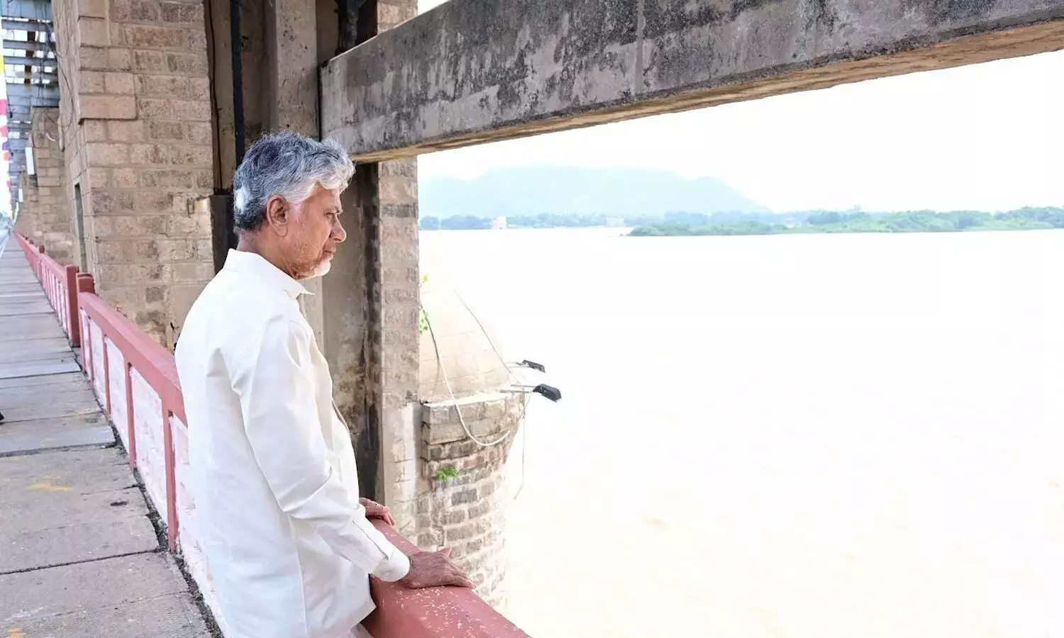 Andhra: चंद्रबाबू नायडू ने प्रकाशम बैराज में जल स्तर का निरीक्षण किया Andhra: चंद्रबाबू नायडू ने प्रकाशम बैराज में जल स्तर का निरीक्षण किया