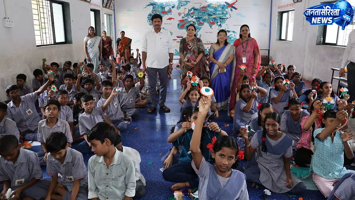 ठाणे के स्कूलों में ‘हर घर तिरंगा’ अभियान के तहत बच्चों ने बनाई तिरंगा राखी ठाणे के स्कूलों में ‘हर घर तिरंगा’ अभियान के तहत बच्चों ने बनाई तिरंगा राखी