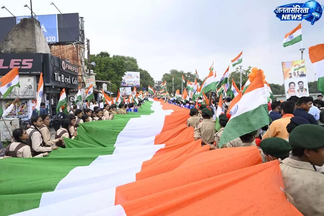 तिरंगे के रंग में रंगा रायपुर, राष्ट्रध्वज के तले एकजुट हुआ जनसैलाब तिरंगे के रंग में रंगा रायपुर, राष्ट्रध्वज के तले एकजुट हुआ जनसैलाब