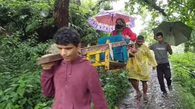 सड़क नहीं होने से चार किमी डोली में पहुंचाई गई बीमार महिला सड़क नहीं होने से चार किमी डोली में पहुंचाई गई बीमार महिला