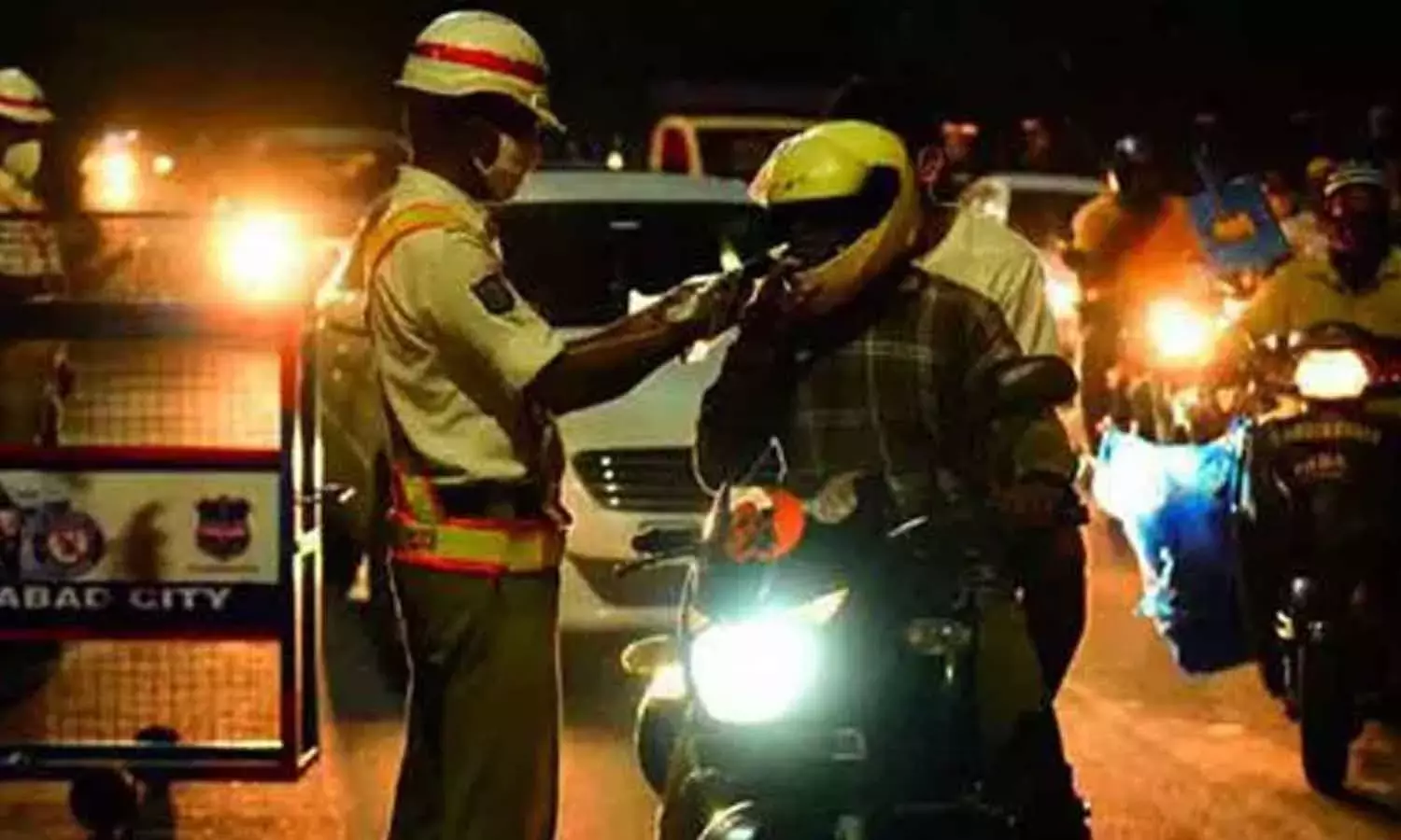 नशे में गाड़ी चलाने वालों पर पुलिस की कार्रवाई जारी; 732 अपराधियों पर मामला दर्ज नशे में गाड़ी चलाने वालों पर पुलिस की कार्रवाई जारी; 732 अपराधियों पर मामला दर्ज