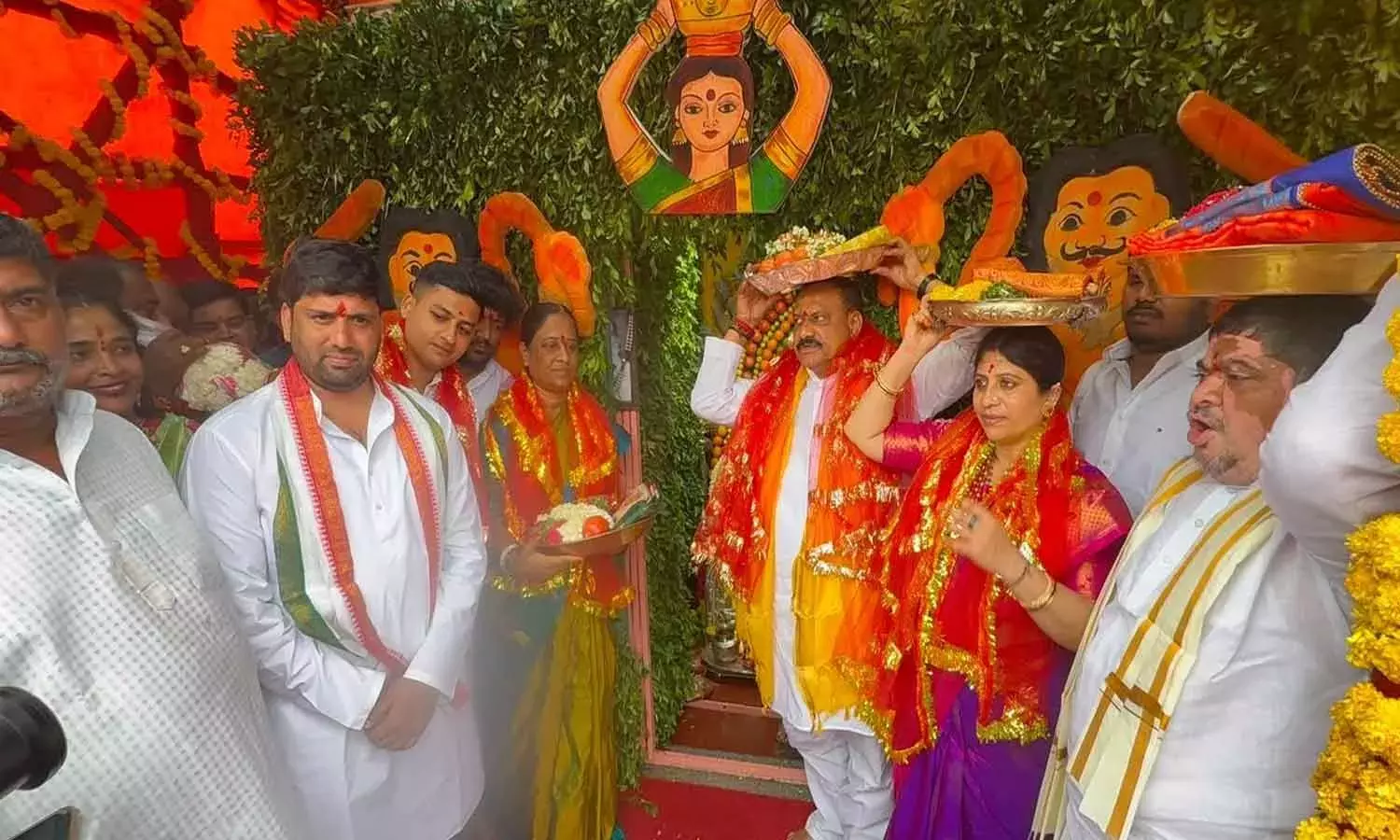 PCC प्रमुख, दो मंत्रियों ने देवी भाग्यलक्ष्मी को रेशम का चोला चढ़ाया PCC प्रमुख, दो मंत्रियों ने देवी भाग्यलक्ष्मी को रेशम का चोला चढ़ाया