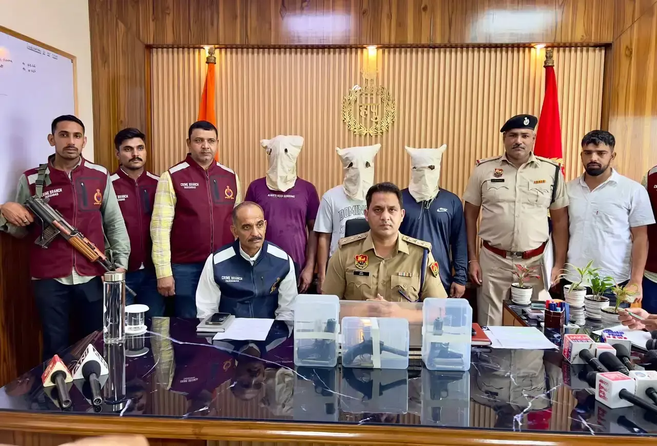 Faridabad: पुराने हमले का बदला लेने की साजिश, फरीदाबाद में आरोपी हथियारों समेत गिरफ्तार Faridabad: पुराने हमले का बदला लेने की साजिश, फरीदाबाद में आरोपी हथियारों समेत गिरफ्तार