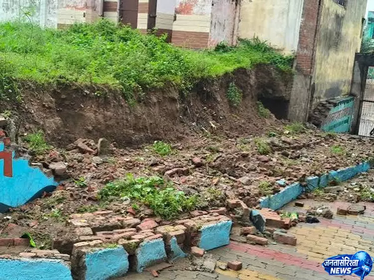 स्कूल परिसर में भरभराकर गिरी दीवार छुट्टी के चलते टला बड़ा हादसा स्कूल परिसर में भरभराकर गिरी दीवार छुट्टी के चलते टला बड़ा हादसा