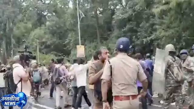 लाठीचार्ज और आंसू गैस के बीच छात्रों का प्रदर्शन रांची में बढ़ा तनाव लाठीचार्ज और आंसू गैस के बीच छात्रों का प्रदर्शन रांची में बढ़ा तनाव