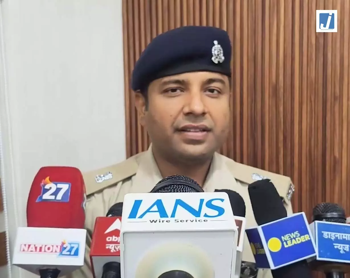 मैनपुरी में संदिग्ध परिस्थितियों में व्यक्ति की मौत, फोरेंसिक टीम ने मौके पर की जांच मैनपुरी में संदिग्ध परिस्थितियों में व्यक्ति की मौत, फोरेंसिक टीम ने मौके पर की जांच