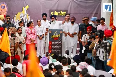 सुखबीर सिंह बादल ने अरविंद केजरीवाल को पंजाब में पेपर लीक पर बहस की चुनौती दी सुखबीर सिंह बादल ने अरविंद केजरीवाल को पंजाब में पेपर लीक पर बहस की चुनौती दी