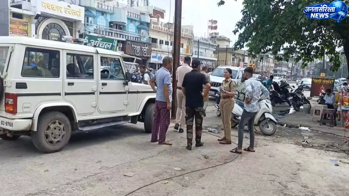CG: नकली पुलिस बनकर बुजुर्ग से की ठगी, सोने की चेन-अंगूठी लेकर थमाए नकली गहने CG: नकली पुलिस बनकर बुजुर्ग से की ठगी, सोने की चेन-अंगूठी लेकर थमाए नकली गहने