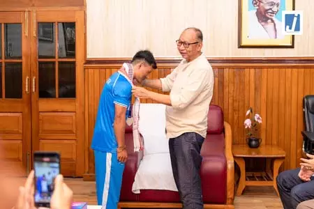 मणिपुर: सीएम खेमचंद सिंह ने कॉमनवेल्थ गेम्स मेडलिस्ट ऋषिकांत सिंह को सम्मानित किया मणिपुर: सीएम खेमचंद सिंह ने कॉमनवेल्थ गेम्स मेडलिस्ट ऋषिकांत सिंह को सम्मानित किया