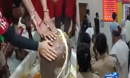 सावन शिवरात्रि पर शिवभक्ति में डूबे श्रद्धालु, हर-हर महादेव के जयघोष से गूंजा नलेश्वर मंदिर सावन शिवरात्रि पर शिवभक्ति में डूबे श्रद्धालु, हर-हर महादेव के जयघोष से गूंजा नलेश्वर मंदिर