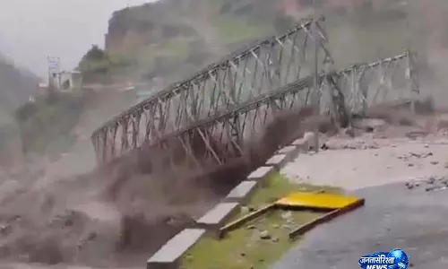 चमोली में बेली ब्रिज बह जाने के बाद NDRF और SDRF की टीमें घटनास्थल पर पहुंचीं चमोली में बेली ब्रिज बह जाने के बाद NDRF और SDRF की टीमें घटनास्थल पर पहुंचीं