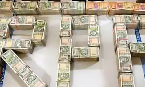 बेतवा एक्सप्रेस में यात्री के बैग से मिले 63 लाख रुपये कैश, आयकर विभाग ने शुरू की जांच बेतवा एक्सप्रेस में यात्री के बैग से मिले 63 लाख रुपये कैश, आयकर विभाग ने शुरू की जांच