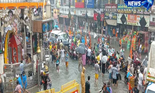 सावन शिवरात्रि पर संभल में आस्था का सैलाब बारिश के बीच मंदिरों में पहुंचे भक्त