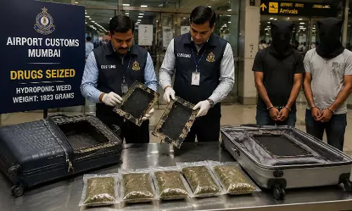 बैंकॉक से ड्रग्स तस्करी के आरोप में दो गिरफ्तार, मुफ्त विदेश यात्रा के लालच में बने कैरियर