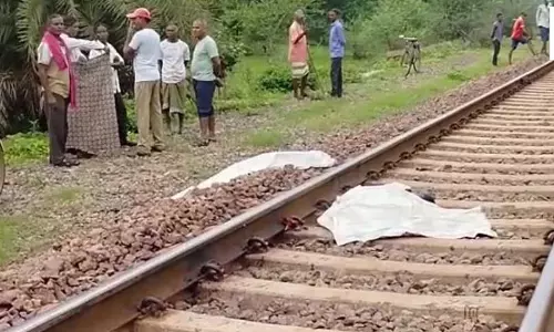 रेलवे ट्रैक पर खेती-किसानी करने वाले का क्षत-विक्षत शव मिला