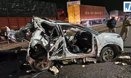 हाईवे पर भीषण हादसा, ट्रक की टक्कर से कार सवार 4 युवकों की मौत