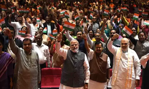 पीएम मोदी, केंद्रीय मंत्री और सांसदों ने एक साथ लहराया तिरंगा पीएम मोदी, केंद्रीय मंत्री और सांसदों ने एक साथ लहराया तिरंगा