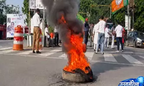रांची में BJP कार्यकर्ताओं का प्रदर्शन हरमू चौक पर टायर जलाकर सड़क जाम रांची में BJP कार्यकर्ताओं का प्रदर्शन हरमू चौक पर टायर जलाकर सड़क जाम