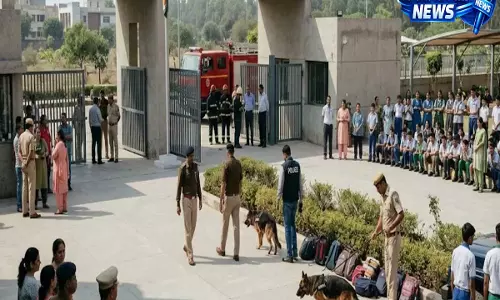 चंडीगढ़ के चार स्कूलों को बम की धमकी से हड़कंप पुलिस और डॉग स्क्वाड ने संभाला मोर्चा चंडीगढ़ के चार स्कूलों को बम की धमकी से हड़कंप पुलिस और डॉग स्क्वाड ने संभाला मोर्चा