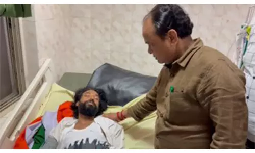 झारखंड के स्वास्थ्य मंत्री ने रांची के अस्पताल में भर्ती प्रदर्शनकारी छात्रों से मुलाकात की