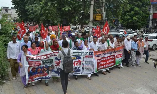करनाल में सरकार के खिलाफ मजदूरों का प्रदर्शन करनाल में सरकार के खिलाफ मजदूरों का प्रदर्शन