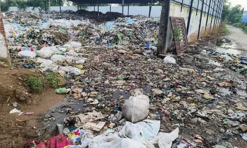 धारूहेड़ा स्टेडियम बना कचरा डंपिंग ग्राउंड धारूहेड़ा स्टेडियम बना कचरा डंपिंग ग्राउंड