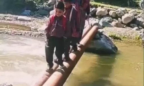 सोलन गांव में रस्सी की ट्रॉली से खतरनाक सफर सोलन गांव में रस्सी की ट्रॉली से खतरनाक सफर