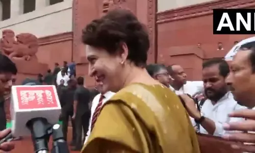 राहुल गांधी झारखंड क्यों नहीं गए? जब संसद परिसर में BJP सांसद ने प्रियंका गांधी को घेरा राहुल गांधी झारखंड क्यों नहीं गए? जब संसद परिसर में BJP सांसद ने प्रियंका गांधी को घेरा