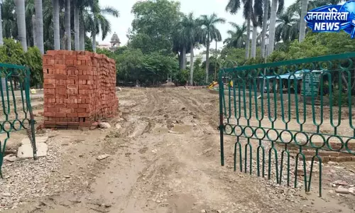 वाराणसी में विकास के दावों के बीच शहीद उद्यान पार्क की बदहाली वाराणसी में विकास के दावों के बीच शहीद उद्यान पार्क की बदहाली