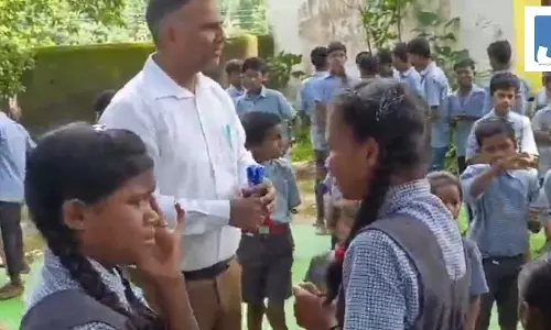 शिक्षक की विदाई पर रो पड़े बच्चे, गुरु-शिष्य रिश्ते ने कर दिया भावुक