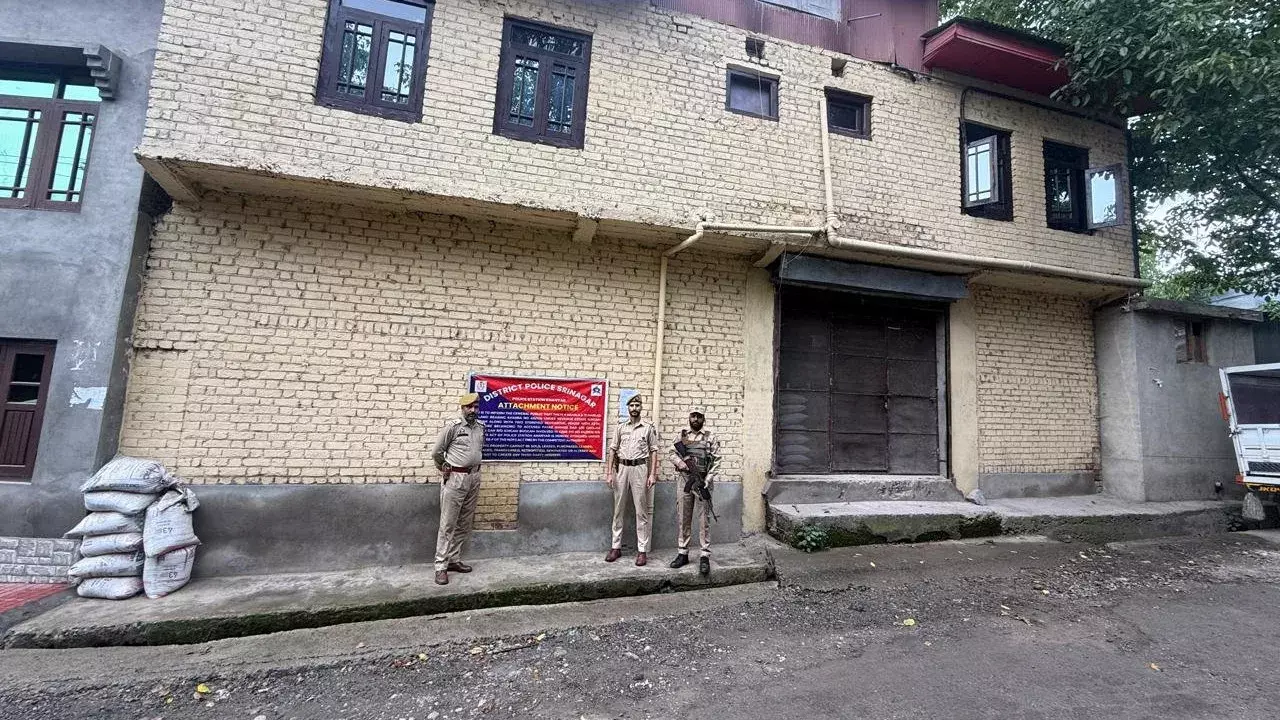 J&K पुलिस का बड़ा प्रहार: नशे के सौदागर की 4 करोड़ की संपत्ति जब्त