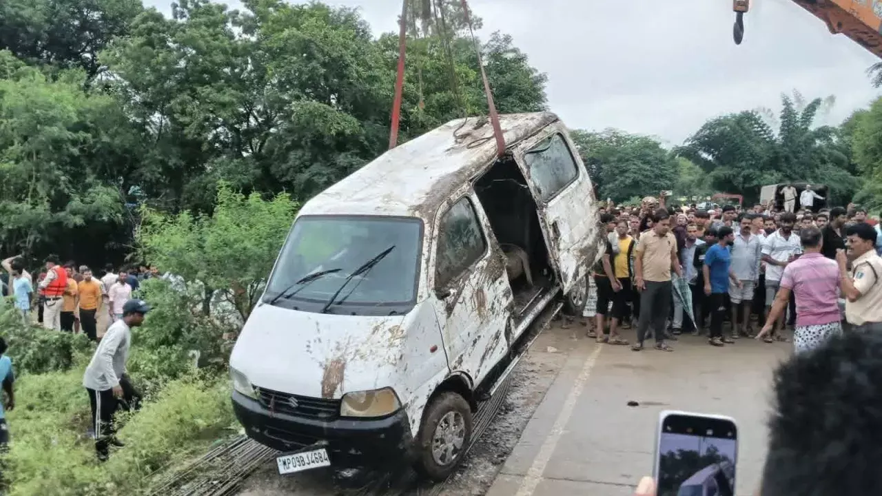 Rajgarh में उफनते नाले में वैन बहने से नौ लोगों की मौत